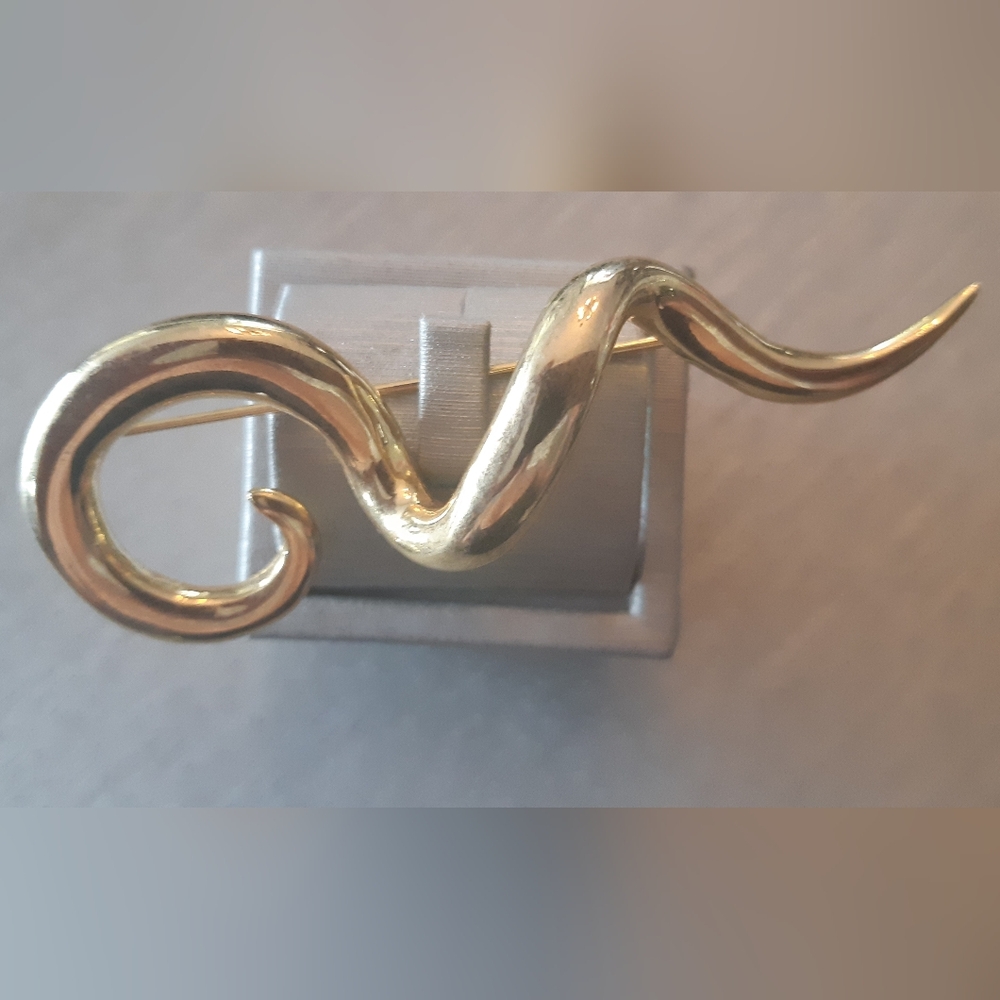 Y2K 80's Vintage Avantegarde Gold Coloured Curly Q Wave Brooch